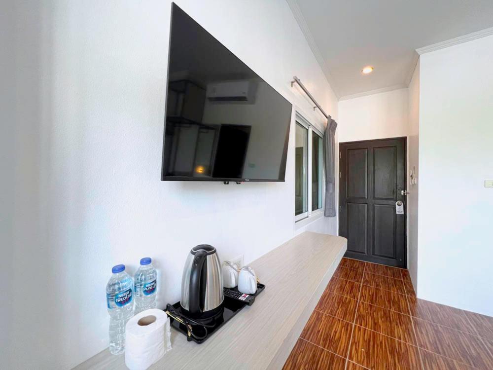 88 House Patong Hotel Bagian luar foto