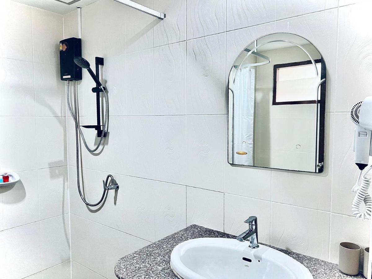 88 House Patong Hotel Bagian luar foto
